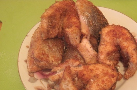 1. Этап. Горбуша в горшочках: Затем разогреваем на сковороде небольшое количество растительного масла, рыбу обваливаем в сухарях и обжариваем на большом огне до золотистой корочки.