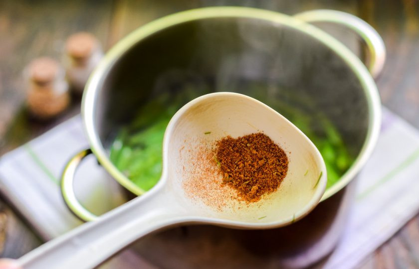 1. Этап. Турша из фасоли: Также добавьте аджику, все перемешайте и немного остудите, после верните фасоль снова в кастрюлю.