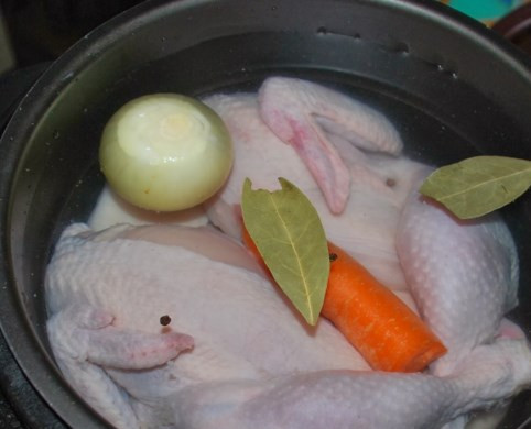 1. Этап. Куриный холодец в мультиварке редмонд: Если курица полностью не помещается в чашу мультиварки, можете ее поделить на части. Залейте водой и включите режим скороварки на 1,5-2 часа. Если у вас не предусмотрена функция скороварки - просто выставите режим 