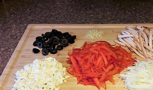 1. Этап. Острая начинка для мексиканских блинов: Лук и сладкий перец нарезать тонкой соломкой, маслины колечками, чеснок мелко порубить, сыр натереть на терке.