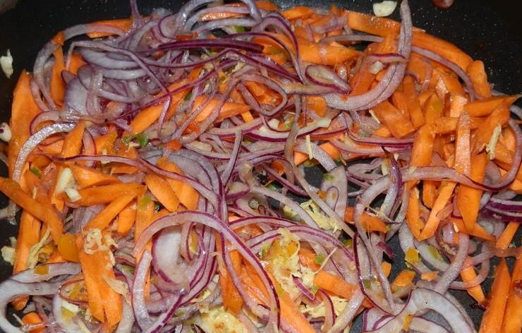 1. Этап. Скумбрия с овощами в фольге: 2. Луковицу и морковь очистить, нарезать. На сковороде разогреть небольшое количество растительного масла и отправить туда овощи. Обжарить около 3 минут и снять с огня.