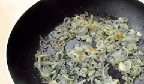 1. Этап. Колобки из фарша: Оставшуюся луковицу очистите, разрежьте пополам, а затем каждую половинку нарежьте тонкими полукольцами и пропассеруйте в масле.