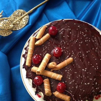 Бисквитный торт с вишней и творожным кремом