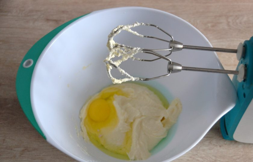 1. Этап. Пирожное Красное и белое: По одному введите два яйца, хорошо взбивая после введения каждого.