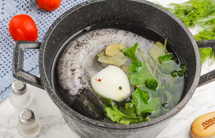 1. Этап. Отварная щука: Влейте горячую воду, чтобы она покрывала щуку и поместите емкость на плиту. Доведите ее содержимое до кипения и убавьте нагрев до среднего.