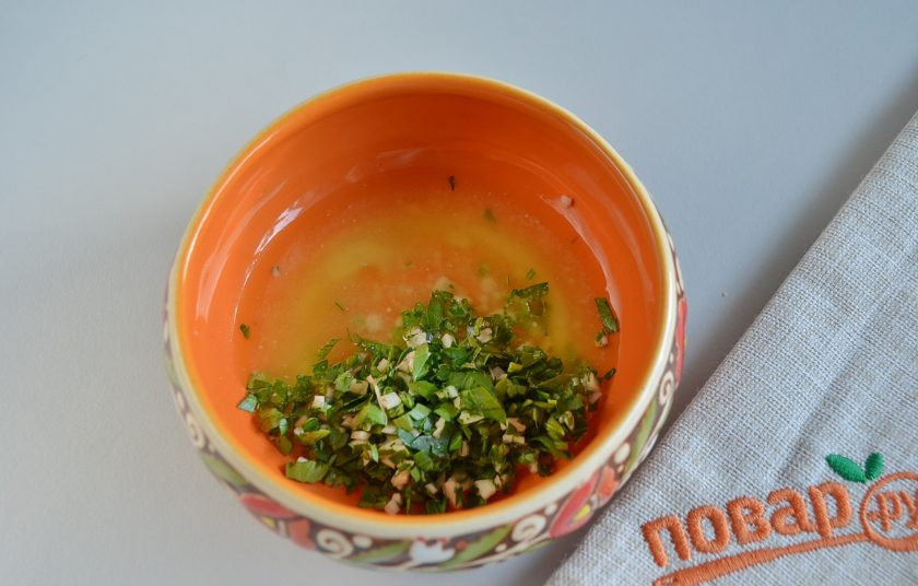 1. Этап. Гужеры: 10. Порубите мелко петрушку и чеснок, добавьте щепотку черного перца и растопленное сливочное масло. Перемешайте, от горячего масла чеснок сразу даст чудесный аромат.