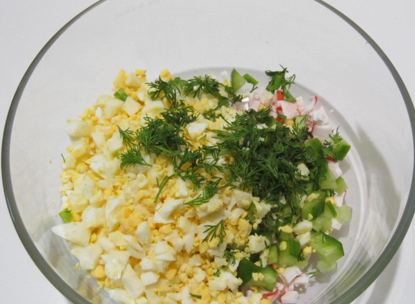 1. Этап. Тарталетки с крабовыми палочками и огурцом: 3. Нарезаем яйца мелкими кубиками, добавляем нашинкованные огурцы, зелень и все перемешиваем.