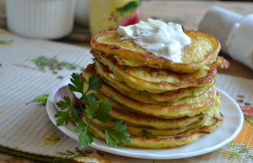 1. Этап. Пышные оладьи из кабачков: Пышные ладьи из кабачка готовы. Подавайте со сметанно-чесночным соусом. Кушайте с удовольствием.