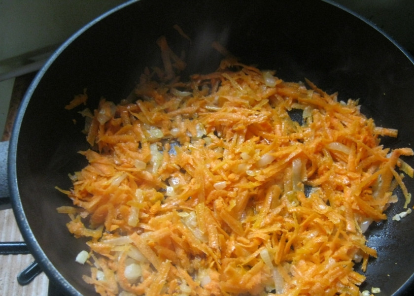 1. Этап. Вермишелевый суп без мяса: Добавляем морковку.