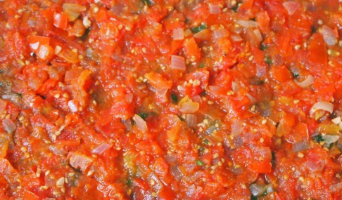 1. Этап. Постная лазанья: 7. На шпинат выложите томатный соус без сыра, также распределите по всей поверхности.