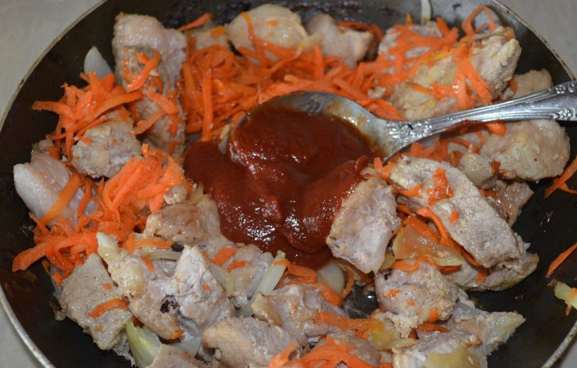 1. Этап. Подлива мясная: Выложите в сковороду томатную пасту. Тщательно все перемешайте и прогрейте мясо, овощи и томат несколько минут на медленном огне.