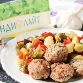 Тушеные овощи с фрикадельками