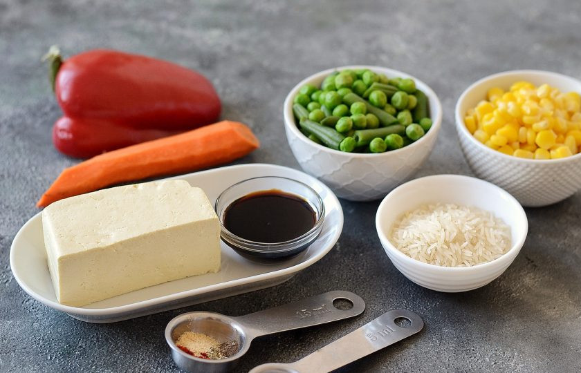 1. Этап. Рис с тофу и овощами: Подготовьте все ингредиенты.