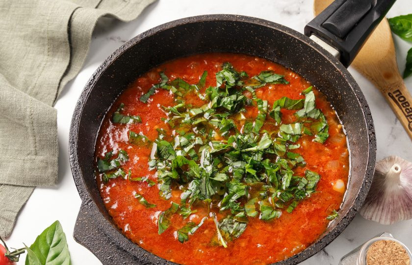 1. Этап. Треска, запеченная под соусом: Затем влейте воду, добавьте базилик, соль и молотый перец по вкусу.