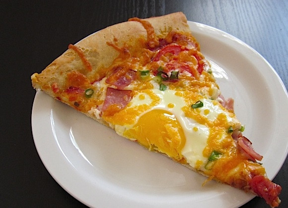 1. Этап. Пицца к завтраку: 8. Порежьте пиццу на кусочки и подавайте к столу.