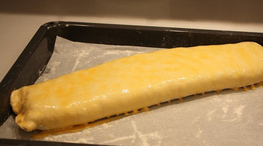 1. Этап. Рулет голландский: 7. Взбить вилкой желток и обмазать им верх и бока. Отправить выпекаться рулет голландский в домашних условиях минимум на 40 минут. Когда он готов, достать его из духовки и оставить примерно на 15-20 минут, чтобы рулет остыл. Затем можно разрезать небольшими кусочками и подавать к столу.