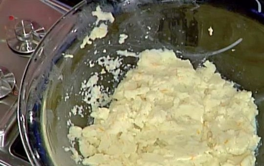 1. Этап. Манная запеканка: В конце приготовления получится манная каша. Цедру апельсина удалите, дайте каше остыть до комнатной температуры.