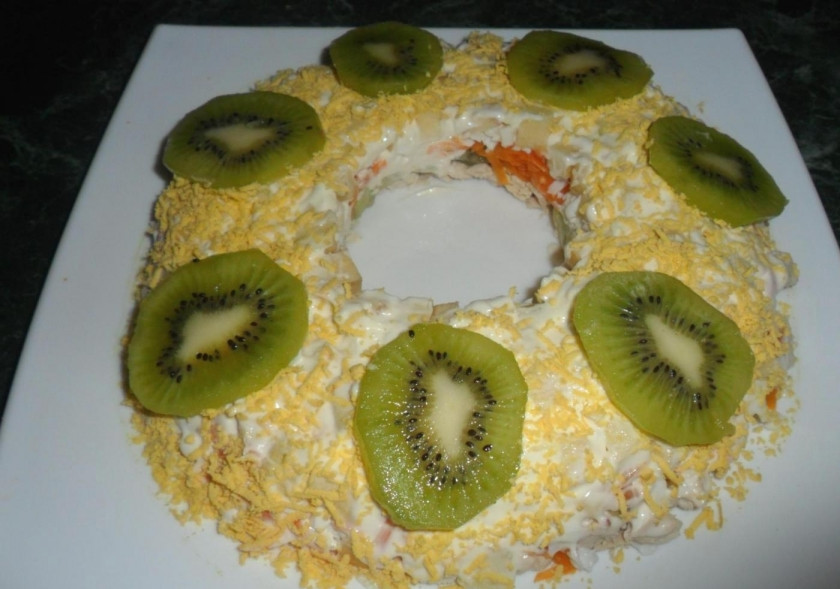 1. Этап. Салат Малахитовый браслет с киви: Остаётся только украсить салат. Обсыпьте его натёртым желтком, уложите дольки киви. Приятной дегустации!