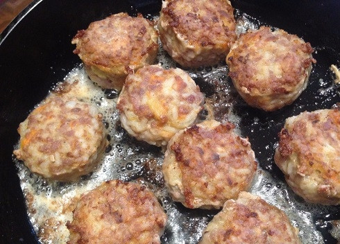 1. Этап. Тефтели с рисом и овощным соусом: Обжариваем тефтели со всех сторон на растительном масле.