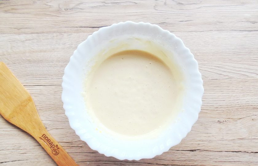 1. Этап. Оладьи из кабачков на ряженке: Замесите тесто, по консистенции, как на оладьи.