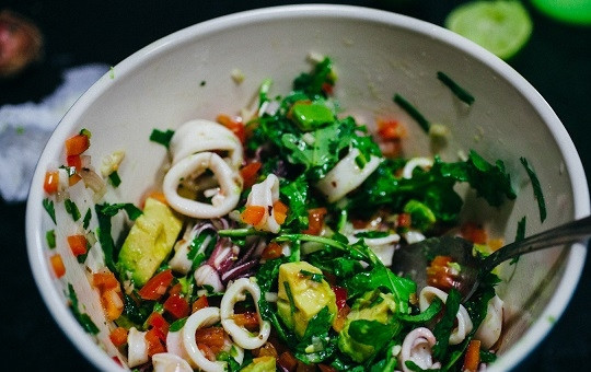 1. Этап. Салат из кальмаров и авокадо: 5. Очистите авокадо и нарежьте небольшими кубиками. Подсолите немного, заправьте оливковым маслом. Выжмите сок из лимона или лайма и полейте сверху.