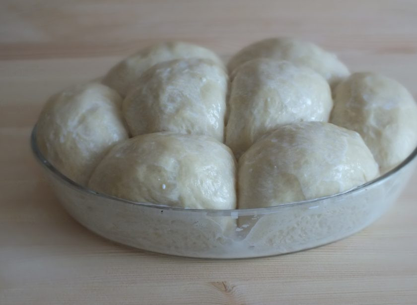 1. Этап. Булочки со сливками: Через 30 минут повторите заливку сливок на булочки и поставьте выпекаться на 20-25 минут.