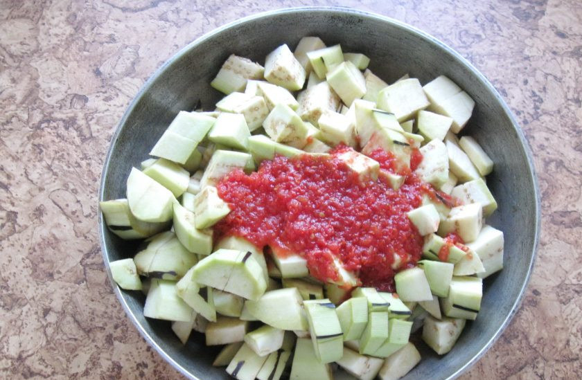 1. Этап. Баклажанная икра жареная: Помидоры измельчите любым способом и добавьте к остальным овощам.