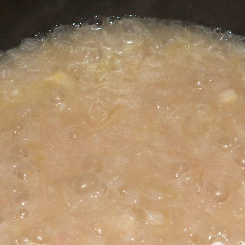 1. Этап. Соус для рыбы из вина, масла и каперсов: Доведите до кипения и готовьте 15 минут, что бы вино выпарилось.