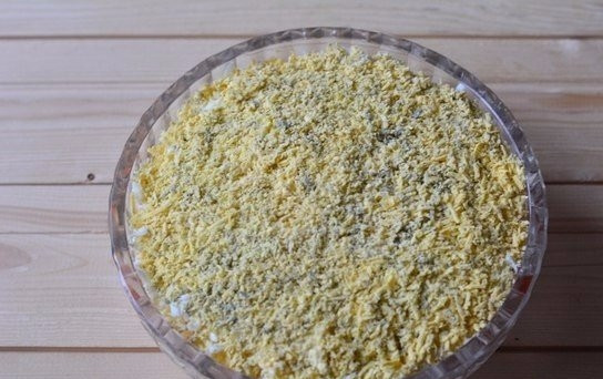 1. Этап. Салат слоями с курицей: Натрите сыр на мелкую терку. Выложите поверх моркови. Отварите яйца, остудите их. Яичный белок натрите на крупной терке и выложите поверх сыра. Смажьте майонезом. Натрите на мелкой терке яичные желтки. Выложите их сверху - это последний слой салата.