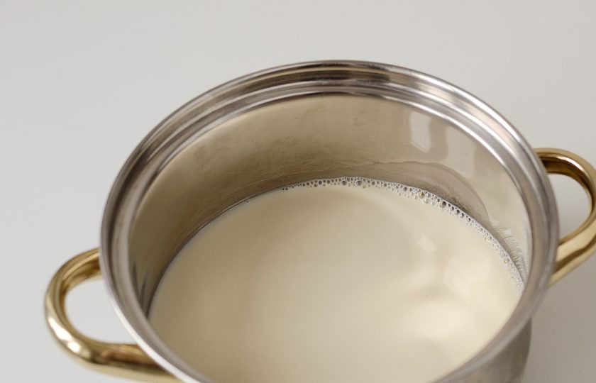 1. Этап. Шоколадный торт с кардамоном: Для крема соедините молоко и сахар, поставьте на средний огонь.