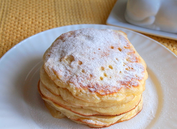 1. Этап. Оладушки на йогурте: 6. Готовые оладушки на йогурте в домашних условиях можно присыпать сахарной пудрой, полить джемом или сгущенкой, а также сметаной, например.