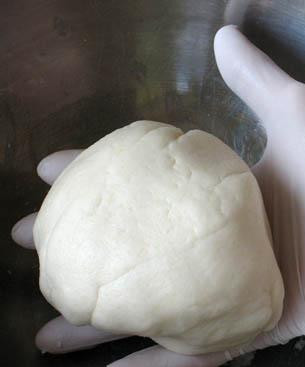 1. Этап. Марципан собственными руками: Миндаль помещаем в кухонный комбайн или блендер и размалываем до состояния муки. Не выключая агрегат, осторожно всыпаем сахарную пудру, а когда масса смешается, то вливаем сахарный сироп. В итоге получаем своеобразное марципановое тесто.