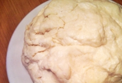 1. Этап. Курник с картошкой: Тесто. В кастрюле растопить масло. Добавить в кастрюлю соль и сахар. Всё перемешать. Дождаться, когда остынет масло. После этого, добавить кефир и яйца. Далее снова перемешиваем и добавляем муку и соду. Вымешиваем тесто до однородной массы и убираем в холодильник для охлаждения на 10-15 мин.