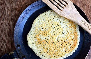 1. Этап. Пышные дрожжевые блины: Выпекайте с двух сторон до румяной корочки. Блины получаются пышными, толстенькими и дырчатыми. Размер блинчика — примерно 14 см. в диаметре.