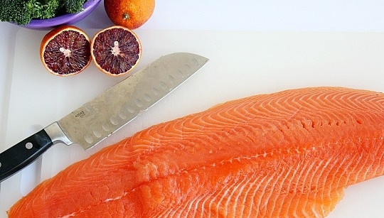 1. Этап. Семга в глазури из красного апельсина: 1. Вымойте и бумажным полотенцем обсушите рыбку. Включите разогревать до 190 градусов духовку.