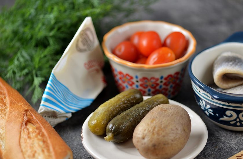 1. Этап. Канапе с селедкой и помидорами: Подготовьте все необходимые ингредиенты для приготовления канапе. Укроп и помидоры помойте и обсушите. Картофель заранее отварите в кожуре до готовности, минут 20.