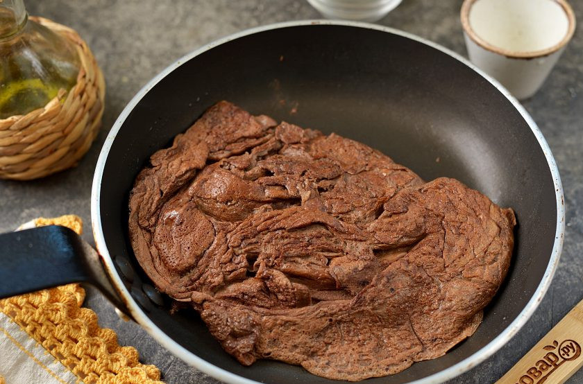 1. Этап. Шоколадно-кофейный омлет: Как только вся масса будет практически готовой, сложите омлет пополам и подержите до полной готовности на тихом огне.