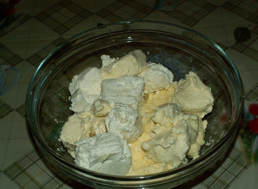 1. Этап. Творожные конвертики с сахаром: 6. В последнюю очередь добавляем творог и продолжаем замешивать. Затем все нужно перемешать при помощи ложки или в комбайне (режим замеса теста).