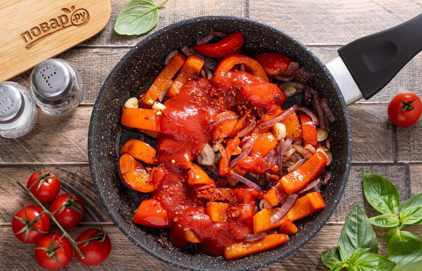 1. Этап. Рататуй с картошкой на сковороде: Приправьте овощи красным молотым перцем, добавьте томатную пасту. Тушите еще 5 минут, постоянно помешивая.