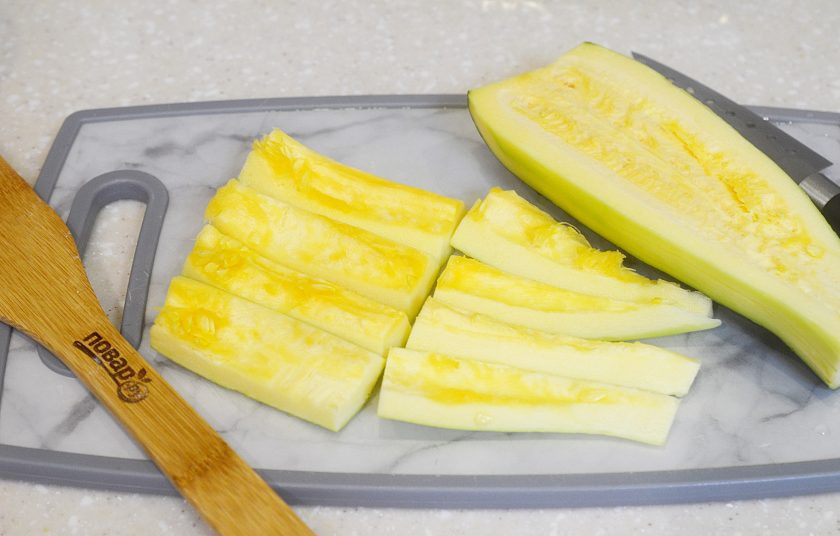 1. Этап. Цукаты из кабачков: 1. Кабачок почистите, удалите семена и нарежьте достаточно крупно, так как кабачки уменьшатся в размерах, полосками или кубиками.