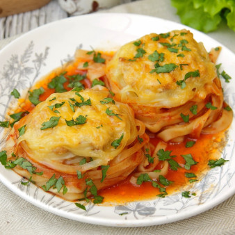 Тальятелле под сыром в томатном соусе