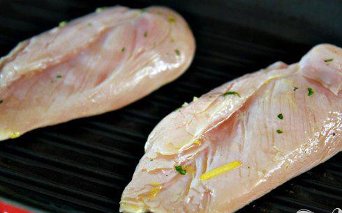 1. Этап. Курица с лимонной сальсой и гороховым пюре: 7. Смазать решетку для гриля маслом. Слегка смазать курицу лимонной сальсой. Обжарить курицу на гриле около 5 минут с каждой стороны. Разогреть гороховое пюре на среднем огне. Добавить горох и варить до готовности, около 5 минут.