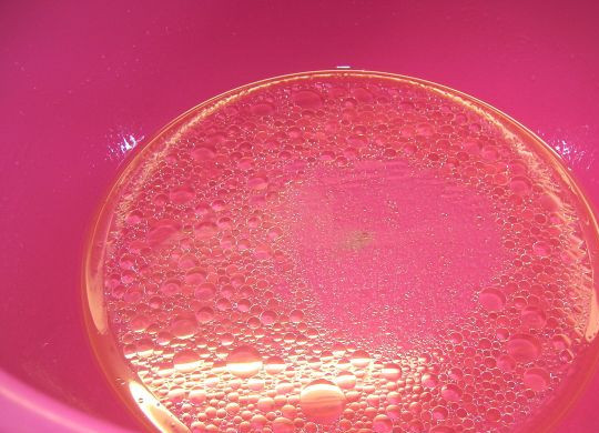 1. Этап. Плюшки с маком: В теплую воду добавить соль и сахар. Растворить. Добавить 50 мл. растительного масла и хорошо размешать.