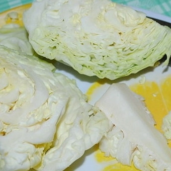 1. Этап. Тушеная капуста с беконом: 2. Срежьте кочерыжку.