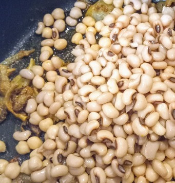 1. Этап. Суп Аш-е Реште: В ту же ёмкость вылить бульон, добавить нут, фасоль 