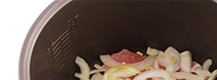1. Этап. Мясо с сыром в мультиварке: Смазываем чашу мультиварки маслом. Кладем мясо, на него лук. Присыпаем все специями, по вкусу.