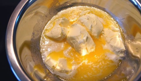 1. Этап. Вафли для советской вафельницы: 2. Первым делом нужно растопить сливочное масло в микроволновке, на плите или на водяной бане, как вам удобнее.