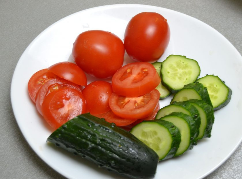 1. Этап. Закуска Зимний букет: Огурцы и помидоры порежьте кружочками.