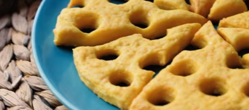 1. Этап. Простые сырные крекеры: 4. Выложите заготовки на покрытый пергаментом противень и выпекайте в разогретой до 180 градусов духовке 15 минут. Приятного аппетита!