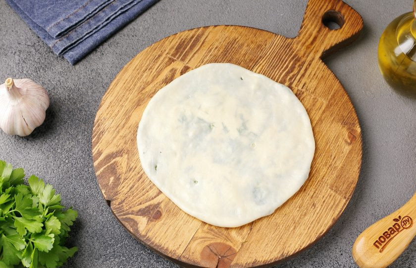 1. Этап. Ароматные чесночные лепёшки: Затем переверните, сделайте несколько проколов ножом для выхода воздуха и раскатайте лепёшку до нужного диаметра.